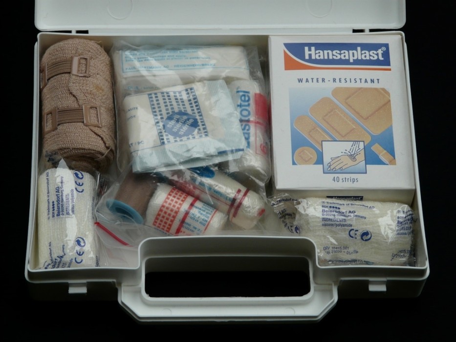 first-aid-kit-g3c74321c2_1920