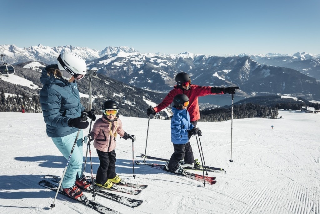 Winter Familie beim Skifahren mit Kinder