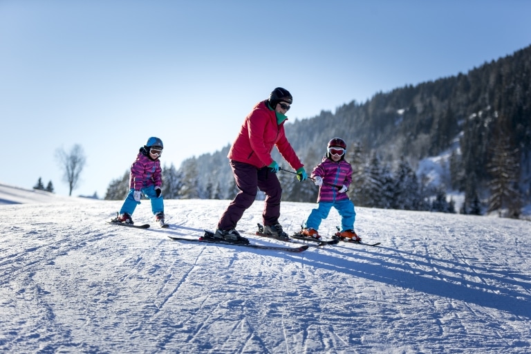 Eltern mit Kinder beim Skifahren