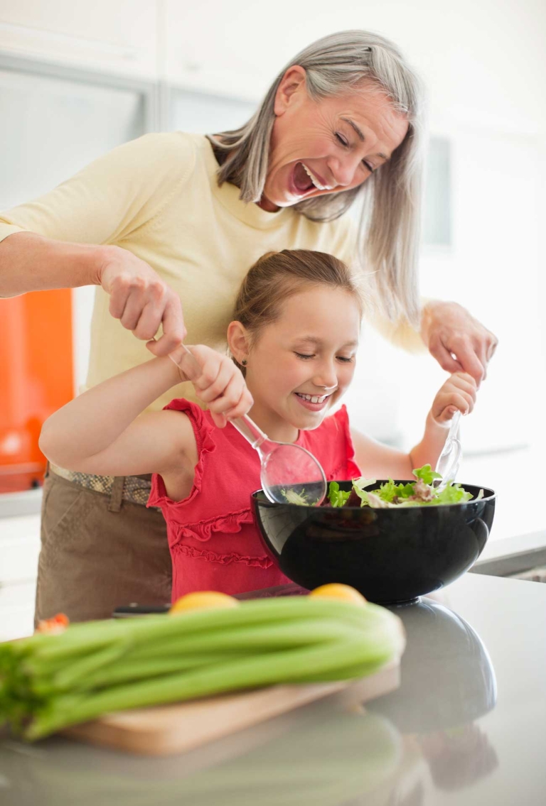 Kind kocht mit Großmutter