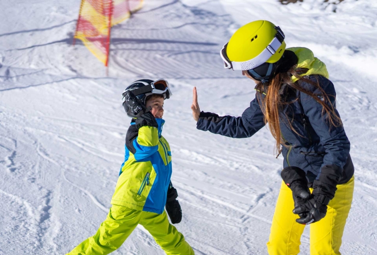 Kind und Mutter beim Skikurs