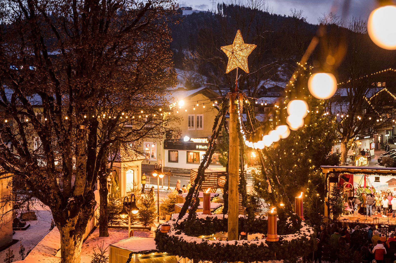 Großer Adventskranz auf dem Marktplatz und dicke Schneeflocken