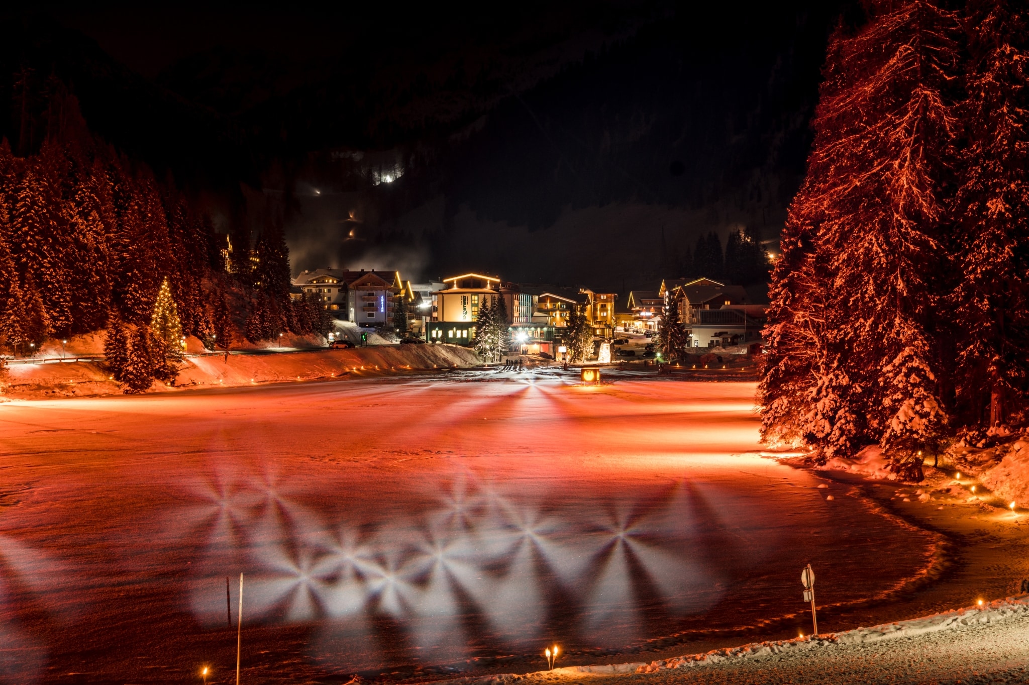 Lichtershow auf dem zugefrorenen Zauchensee